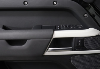 Подержанный автомобиль Land Rover Defender Suv 2021 года (18 фото)