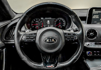 Подержанный автомобиль Kia Stinger 2018 года (23 фото)