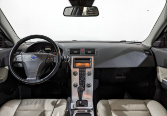 Подержанный автомобиль Volvo C30 2011 года (14 фото)