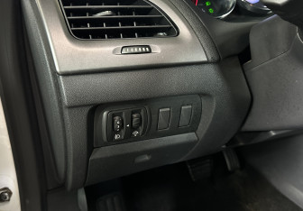 Подержанный автомобиль Renault Fluence 2014 года (17 фото)