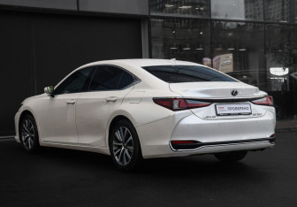 Подержанный автомобиль Lexus ES 2018 года (7 фото)