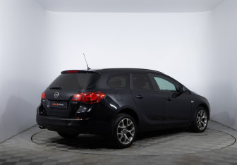 Подержанный автомобиль Opel Astra Wagon 2012 года (5 фото)