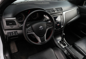Подержанный автомобиль Suzuki Kizashi 2011 года (13 фото)
