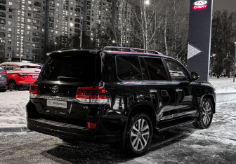 Подержанный автомобиль Toyota Land Cruiser Suv 2019 года (5 фото)