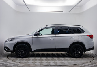 Подержанный автомобиль Mitsubishi Outlander 2021 года (8 фото)