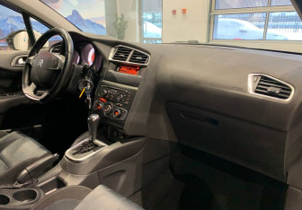 Подержанный автомобиль Citroen C4 Hatchback 2011 года (10 фото)