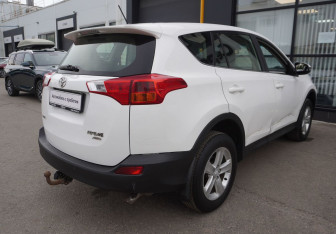Подержанный автомобиль Toyota RAV4 2013 года (5 фото)