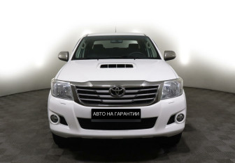 Подержанный автомобиль Toyota Hilux 2013 года (2 фото)
