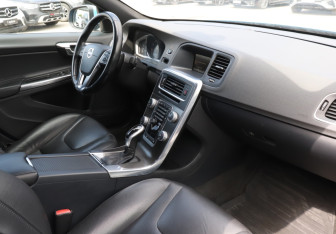 Подержанный автомобиль Volvo S60 2014 года (9 фото)