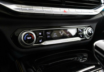 Подержанный автомобиль FAW Bestune T77 2023 года (12 фото)