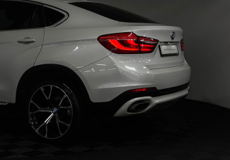 Подержанный автомобиль BMW X6 2016 года (19 фото)