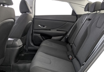 Подержанный автомобиль Hyundai Elantra Sedan 2022 года (18 фото)