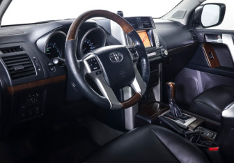 Подержанный автомобиль Toyota Land Cruiser Prado 2011 года (15 фото)
