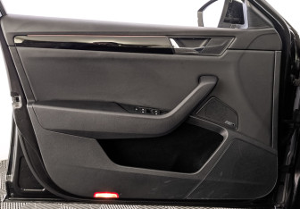 Подержанный автомобиль Skoda Superb Liftback 2016 года (19 фото)