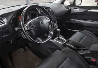 Подержанный автомобиль Citroen C4 Hatchback 2011 года (16 фото)