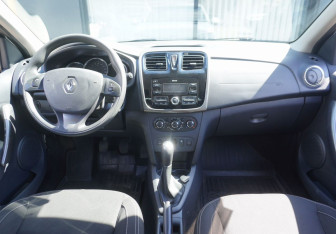 Подержанный автомобиль Renault Logan Sedan 2017 года (12 фото)