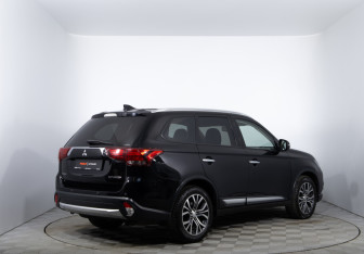 Подержанный автомобиль Mitsubishi Outlander 2018 года (5 фото)