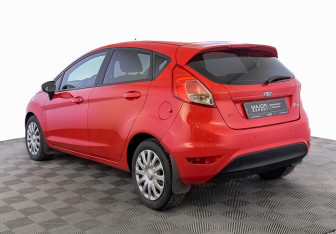 Подержанный автомобиль Ford Fiesta Hatchback 2016 года (7 фото)