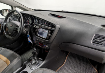 Подержанный автомобиль Kia Ceed Hatchback 2017 года (19 фото)