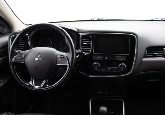 Подержанный автомобиль Mitsubishi Outlander 2018 года (13 фото)