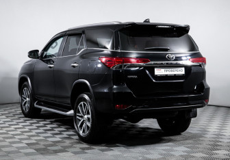 Подержанный автомобиль Toyota Fortuner 2017 года (7 фото)