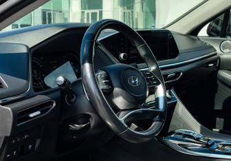 Подержанный автомобиль Hyundai Sonata 2020 года (13 фото)