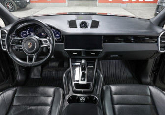Подержанный автомобиль Porsche Cayenne 2019 года (15 фото)