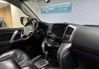 Подержанный автомобиль Toyota Land Cruiser Suv 2014 года (19 фото)