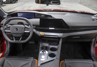 Подержанный автомобиль Changan UNI-V 2023 года (12 фото)