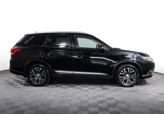 Подержанный автомобиль Mitsubishi Outlander 2015 года (4 фото)
