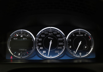 Подержанный автомобиль Jaguar XJ 2015 года (11 фото)