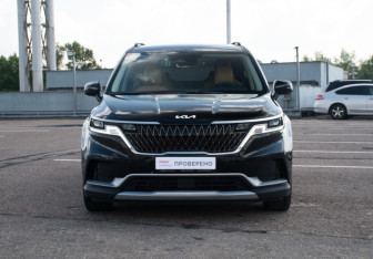 Подержанный автомобиль Kia Carnival 2022 года (2 фото)