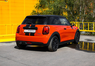 Подержанный автомобиль MINI Hatch 2019 года (3 фото)