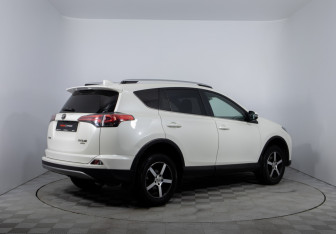 Подержанный автомобиль Toyota RAV4 2017 года (5 фото)