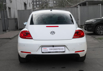 Подержанный автомобиль Volkswagen Beetle Hatchback 2014 года (5 фото)