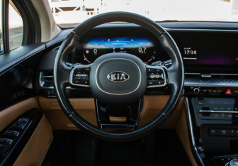 Подержанный автомобиль Kia Carnival 2021 года (22 фото)