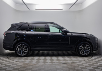 Подержанный автомобиль Lynk&Co 09 2024 года (6 фото)