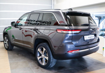 Подержанный автомобиль Jeep Grand Cherokee 2023 года (6 фото)