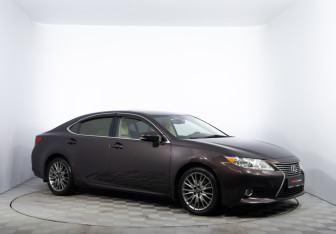 Подержанный автомобиль Lexus ES 2012 года (3 фото)