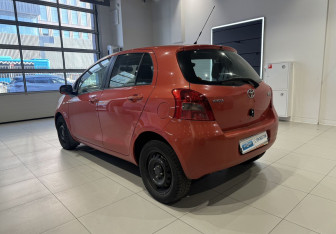 Подержанный автомобиль Toyota Yaris Hatchback 2007 года (6 фото)