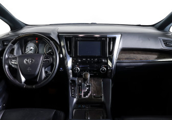 Подержанный автомобиль Toyota Alphard 2019 года (16 фото)