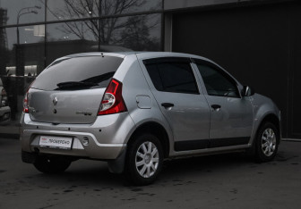 Подержанный автомобиль Renault Sandero 2013 года (5 фото)