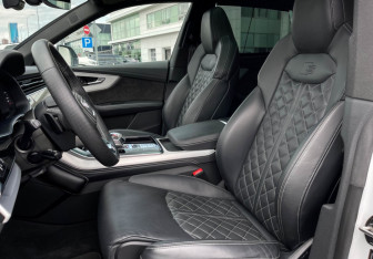 Подержанный автомобиль Audi Q8 2021 года (15 фото)