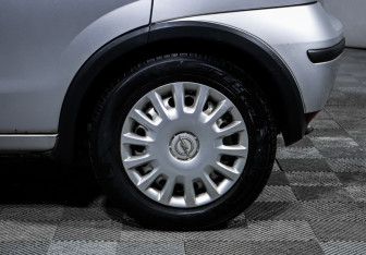 Подержанный автомобиль Opel Corsa 2004 года (14 фото)