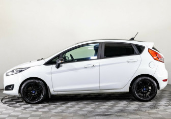 Подержанный автомобиль Ford Fiesta Hatchback 2017 года (3 фото)