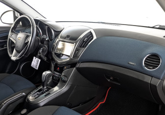 Подержанный автомобиль Chevrolet Cruze Hatchback 2015 года (13 фото)