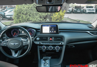 Подержанный автомобиль Genesis G70 2018 года (10 фото)