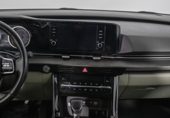 Подержанный автомобиль Kia Carnival 2021 года (13 фото)