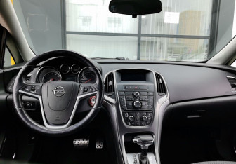 Подержанный автомобиль Opel Astra Wagon 2012 года (14 фото)