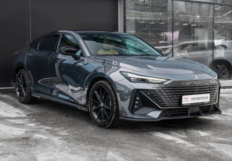 Подержанный автомобиль Changan UNI-V 2023 года (3 фото)